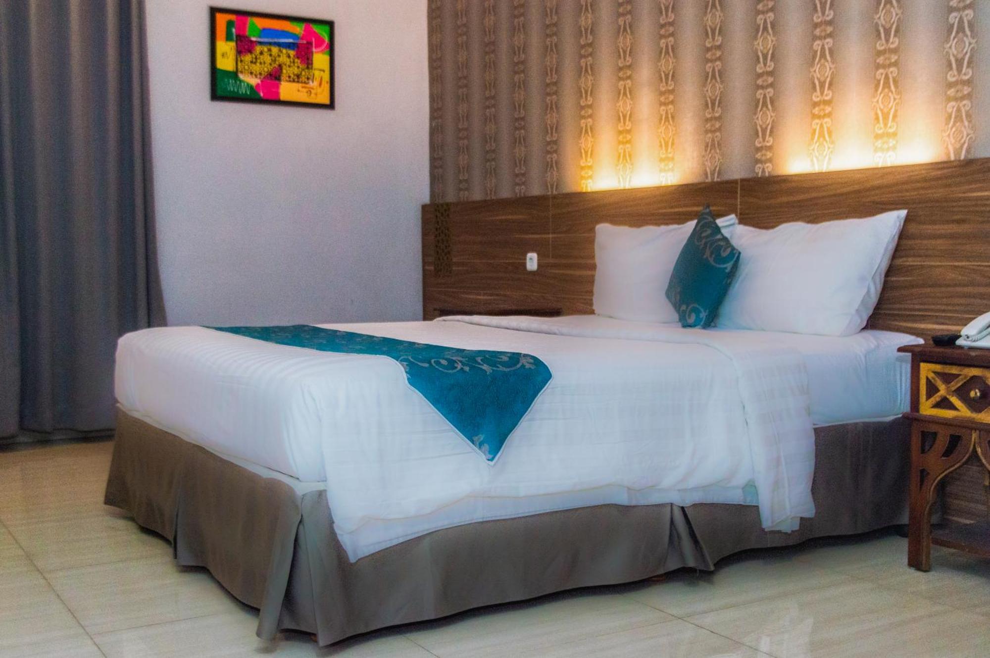 แกรนด์ อมิรา โฮเต็ล Hotel Surakarta  ภายนอก รูปภาพ