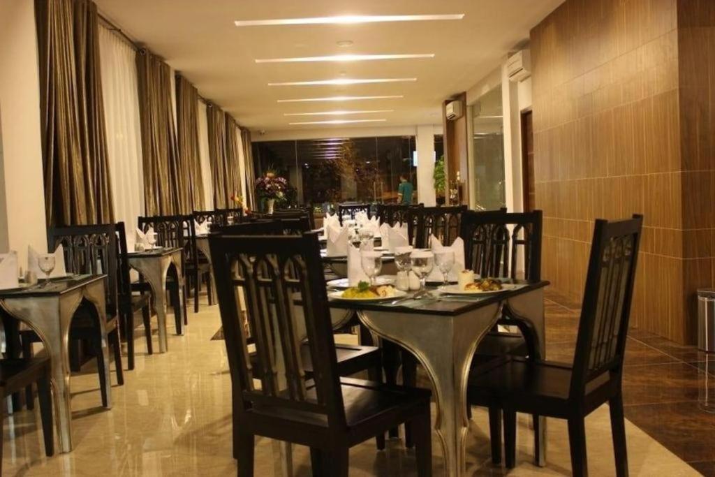 แกรนด์ อมิรา โฮเต็ล Hotel Surakarta  ภายนอก รูปภาพ