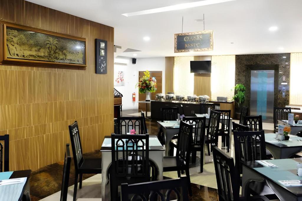 แกรนด์ อมิรา โฮเต็ล Hotel Surakarta  ภายนอก รูปภาพ