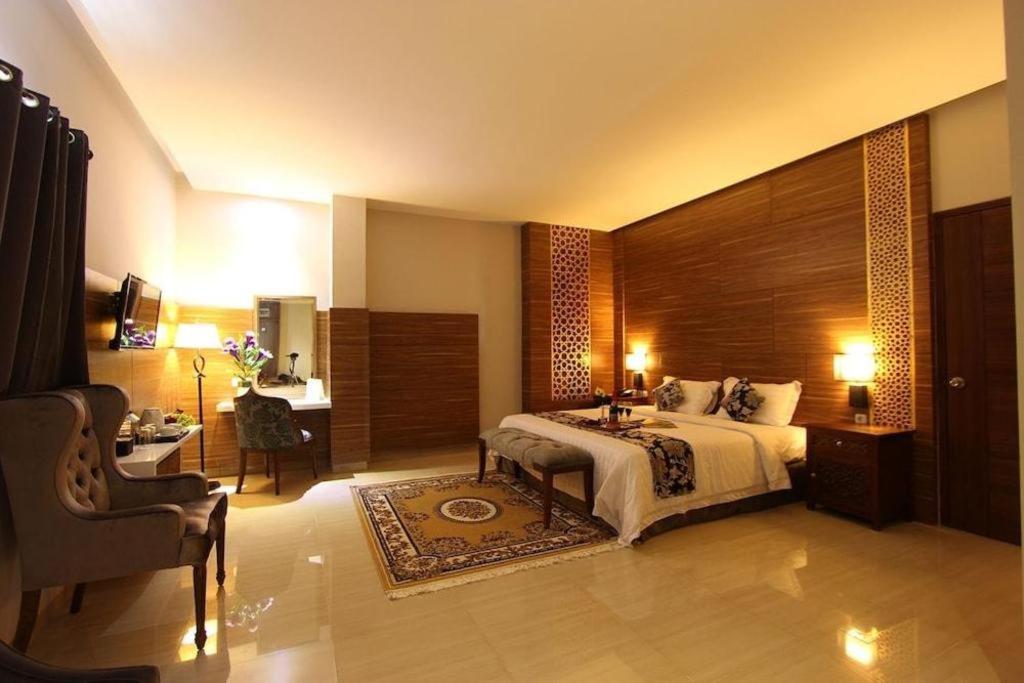 แกรนด์ อมิรา โฮเต็ล Hotel Surakarta  ภายนอก รูปภาพ