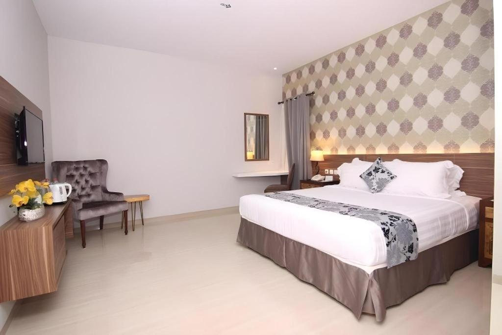 แกรนด์ อมิรา โฮเต็ล Hotel Surakarta  ภายนอก รูปภาพ