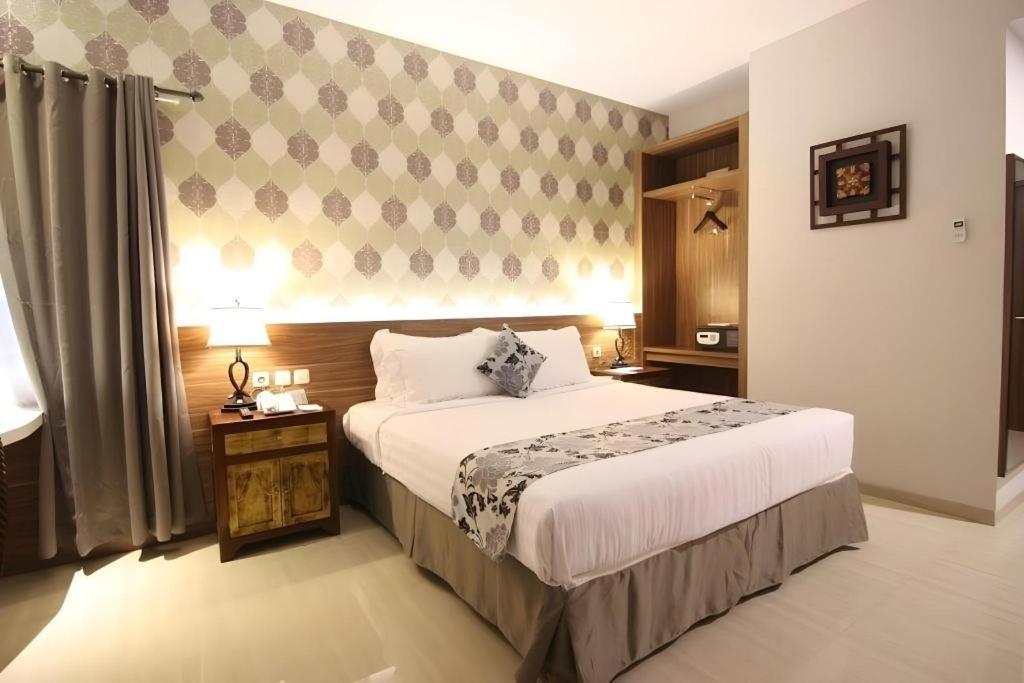 แกรนด์ อมิรา โฮเต็ล Hotel Surakarta  ภายนอก รูปภาพ