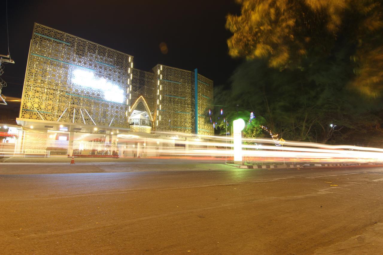 แกรนด์ อมิรา โฮเต็ล Hotel Surakarta  ภายนอก รูปภาพ